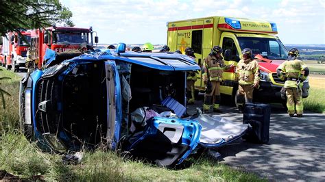 NonstopNews Dacia kommt nach Überholmanöver von Fahrbahn ab gerät in