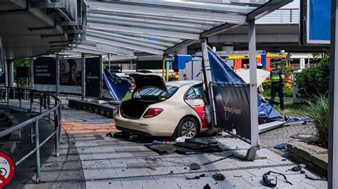 Flughafen Hamburg Taxi kracht in Absperrung Trümmerfeld nach Unfall