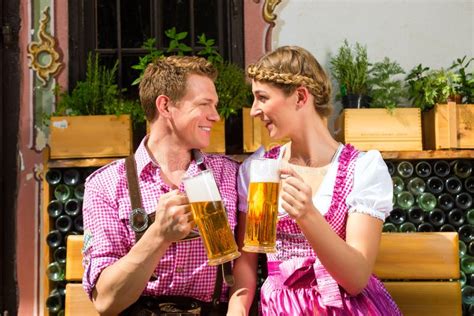 Pares Felizes Na Cerveja Bebendo Do Jardim Da Cerveja Imagem De Stock