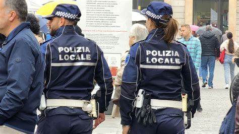 Dopo La Rissa In Piazza Aggredisce Gli Agenti E Sfascia La Cella Della