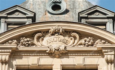 Signo De Disciplina En La Parte Superior Del Edificio De La Universidad