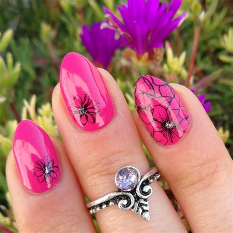 Nail Art Fucsia E Fiori Molto Semplice