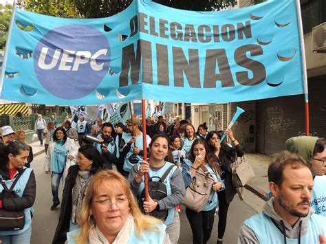 Multitudinaria marcha en defensa de la escuela y la universidad pública