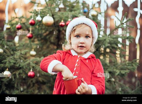 Noël en juillet Un enfant attend Noël en bois en juillet Portrait d