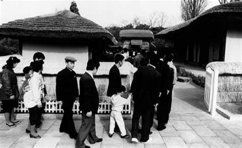 Kim Il Sung - People in Line to See His Birthplace