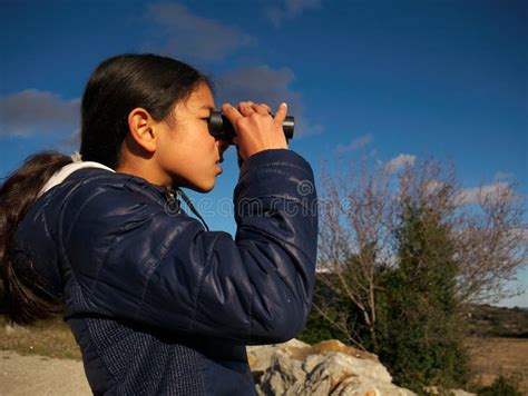 Portrait Dune Jeune Fille Regardant Des Paysages Avec Des Jumelles