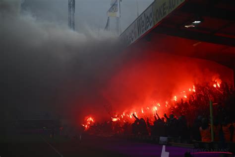 Fans Van Standard Komen Met Duidelijke Spandoeken En Vuurwerk Maar