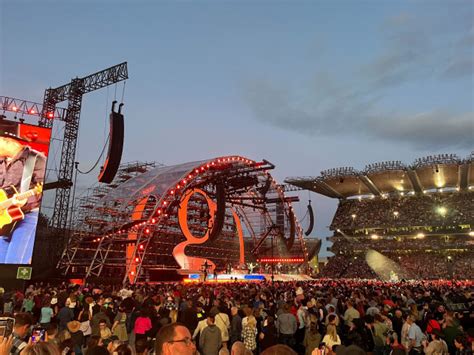 Review Tears From Garth Brooks As He Takes To The Stage For Long