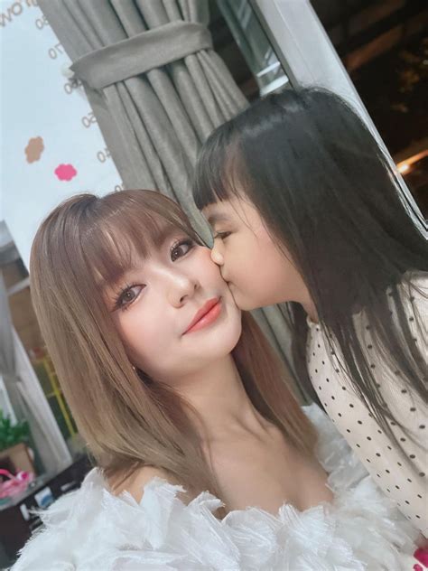 Hot girl Vũng Tàu diện váy đẹp biểu cảm của con gái Mạc Văn Khoa quá ngọt ngào bố cũng phải ghen
