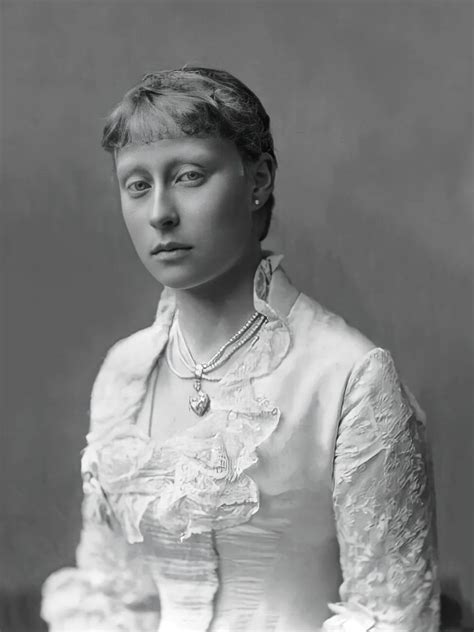 더쿠 - 엘리자베스 2세의 부군 필립공의 잘생긴 유전자는 어디에서 왔을까