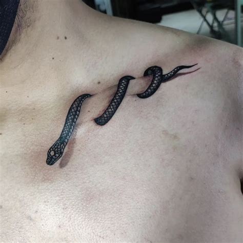 Tatuaje Serpiente Clavicula Small Tattoos For Guys Tattoos For Guys