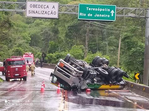 Carreta de combustível tomba e deixa BR 116 interditada em Teresópolis