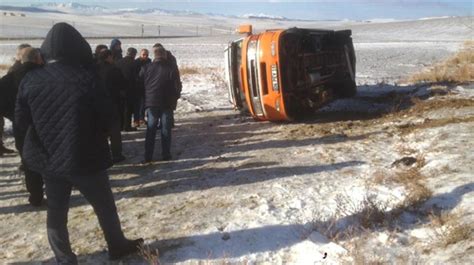 Ankara da buz tutan yolda minibüs devrildi Ankara haberleri Son