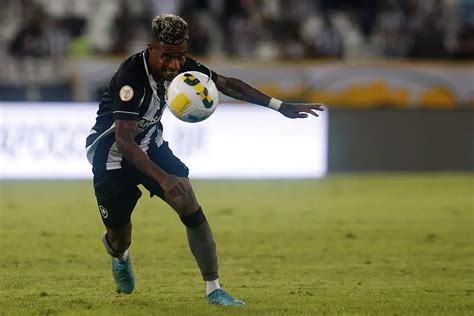 Pior contratação do Botafogo Tchê Tchê é alvo da torcida após