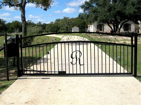 Cool 35 Awesome Farmhouse Driveway Entrance Gate Ideas Https