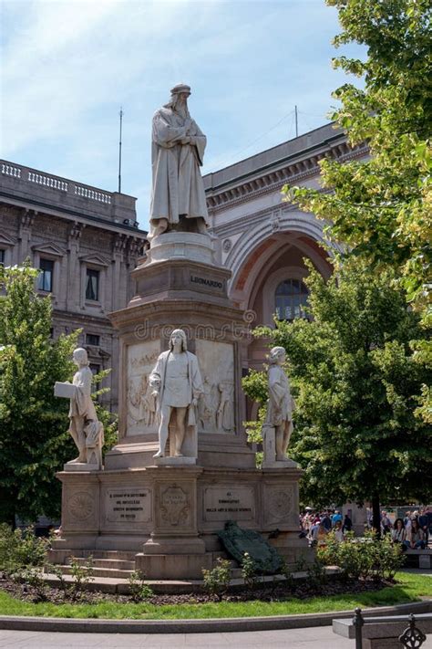 Milan Italy May Leonardo S Monument On Piazza Della Scala