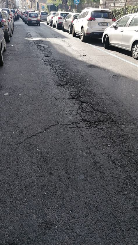 Catania Manto Stradale Dissestato In Via Caronda La Sicilia