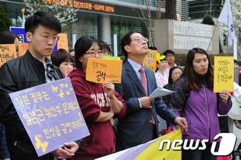 사진 수요시위 참가한 김황식 서울시장 예비후보 머니투데이