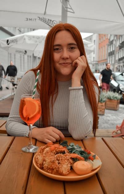 Chica Sentada En Un Restaurante Con C Ctel Y Tempura Foto Premium