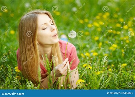 Fille Soufflant Sur Un Pissenlit Image Stock Image Du Insousiant