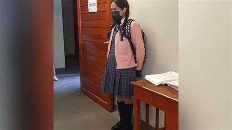 Detienen a hombre disfrazado de alumna en baño de escuela en Perú