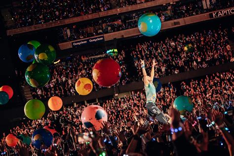 Chris Martin Falls Through Trap Door At Coldplay Melbourne Concert