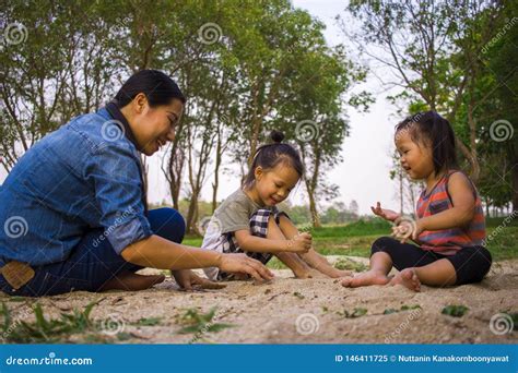 Hijo E Hija Que Juegan Con La Arena Familia Asi Tica Divertida De La