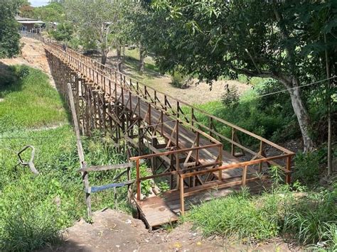 Prefeitura constrói ponte de madeira para levar pela primeira vez