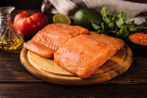 Filete de salmón alrededor de productos alimenticios de dieta saludable