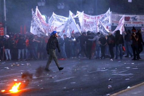 Grecia Scontri Tra Manifestanti E Polizia Contro Le Nuove Misure Di