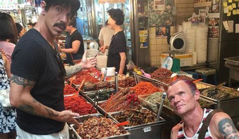 Flea El Bajista De Los Red Hot Chili Peppers Le Presta Su Bajo A Un