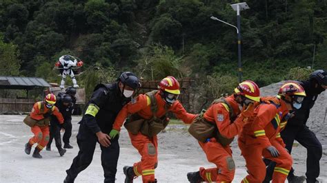 Un Terremoto De Magnitud 6 8 Deja Al Menos 74 Muertos En La Provincia