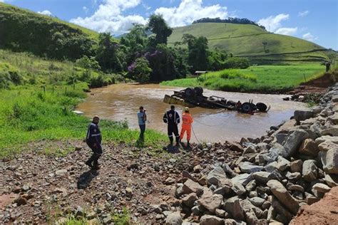 Caminhão cai de ponte e motorista morre na BR 356 em Muriaé Clube