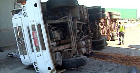 G1 Caminhão tomba em alça de acesso e interdita Anhanguera em