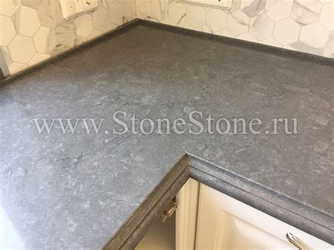 Серая столешница из кварцевого агломерата с фигурным краем Vicostone ...