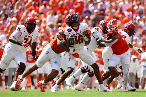 NC State Embarrasses Itself In 59 35 Loss At Clemson Backing The Pack