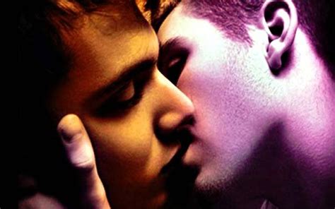 Casal Gay Detido Por Foto De Beijo No Facebook Notibras