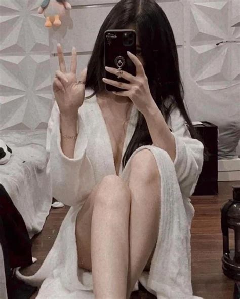 Streamer Thủy Tiên đánh úp fan bằng bức ảnh sexy gây tranh cãi bán nude hay không