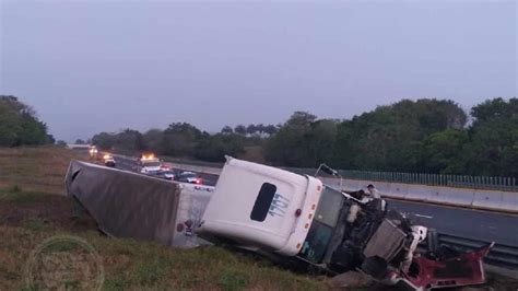 Volcadura De Un Tractocamión Sobre La Autopista Cosoleacaque La Tinaja