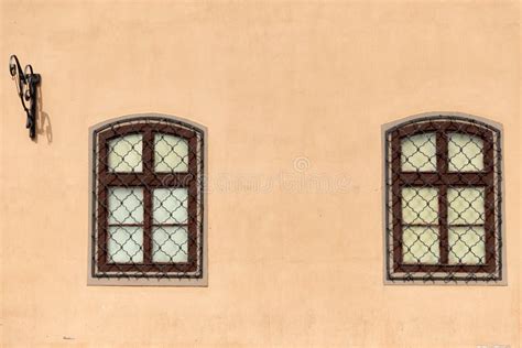 Dos Ventanas En Una Pared Naranja En Rumania Foto De Archivo Imagen