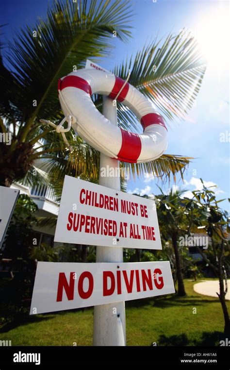 No Diving sign next to a hotel swimming pool Stock Photo - Alamy