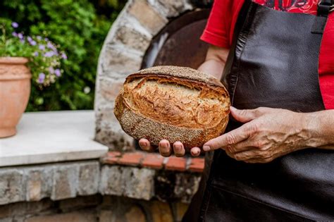 Pan Fresco Hecho En Casa En La Mano Del Panadero Foto Premium