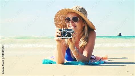 Junge Frau Im Blauen Bikini Liegt Am Strand Mit Einer Vintage Kamera