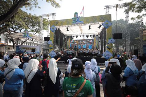 Ratusan Penggiat Seni Bandung Pecahkan Rekor Ori Bermain Angklung