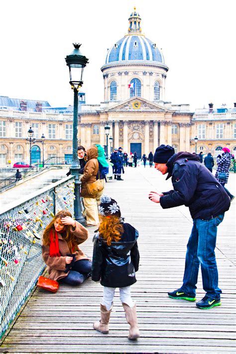 Le Pont des Arts: Picnics, Photos & Padlocks | Paris Weekender