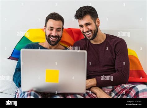 Couple gay au lit video Banque de photographies et dimages à haute résolution Alamy