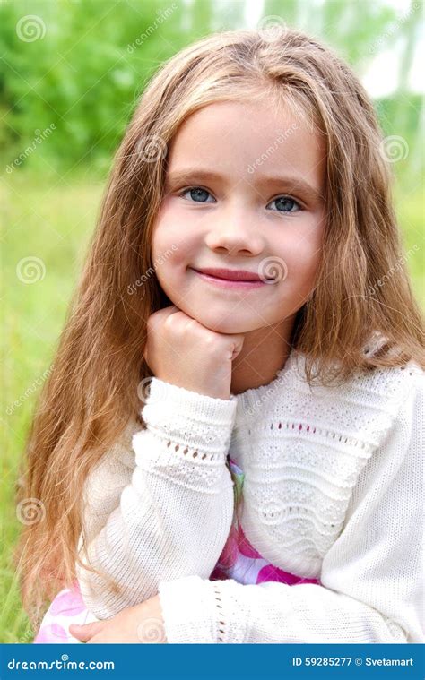 Verticale De Petite Fille Mignonne De Sourire Image Stock Image Du