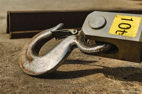 Gancho Industrial Metálico Sobre El Suelo De Hormigón De Una Planta De