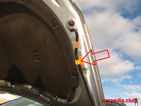 Открыть замок капота шкода фабия