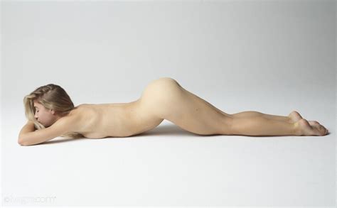 AMATEUR GIRL October The Female Figure 41 14000px